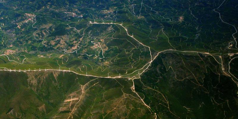 秦皇岛光伏玻璃：揭秘透光率与耐久性如何决定幕墙发电效率