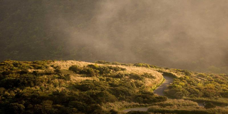 秦皇岛玻璃90:从玻璃制品到钢化玻璃的卓越之路,同辉建材如何引领行业创新