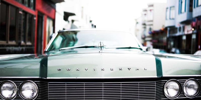 秦皇岛玻璃产业人才需求：同辉建材等幕墙企业如何通过高校合作培养专业技工