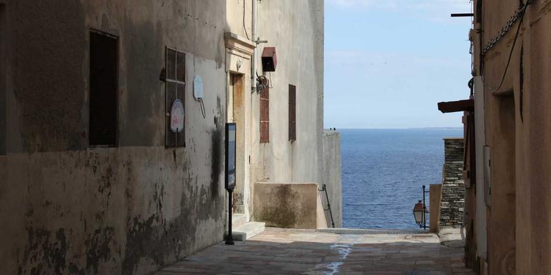 秦皇岛玻璃产业升级：从家电面板到智能家居一体化设计的转型之路