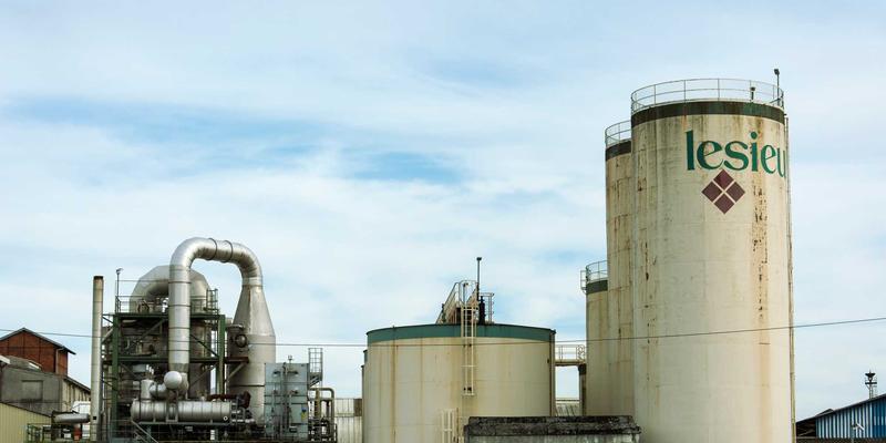 秦皇岛玻璃产业新篇章：家电面板市场趋势与同辉建材的表面处理工艺创新