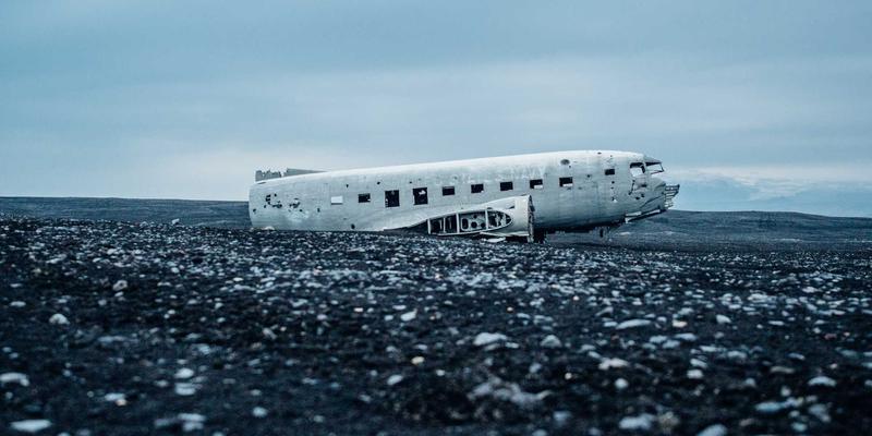 秦皇岛玻璃：以幕墙与中空玻璃技术，重塑现代建筑美学与节能典范