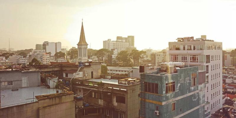 秦皇岛玻璃深加工企业应对原材料价格波动的三大策略：从钢化玻璃到建材供应的风险管理