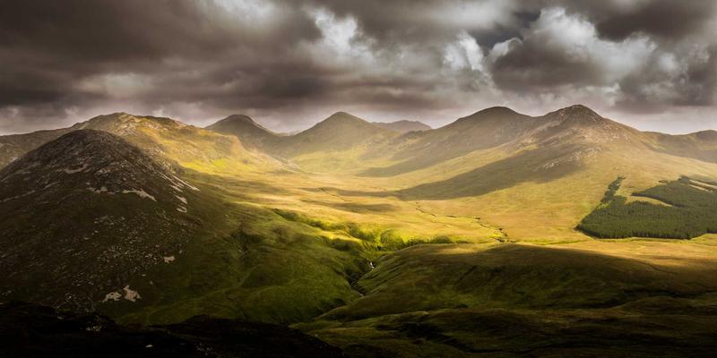 秦皇岛艺术玻璃定制：激光雕刻与彩釉工艺如何重塑现代空间美学